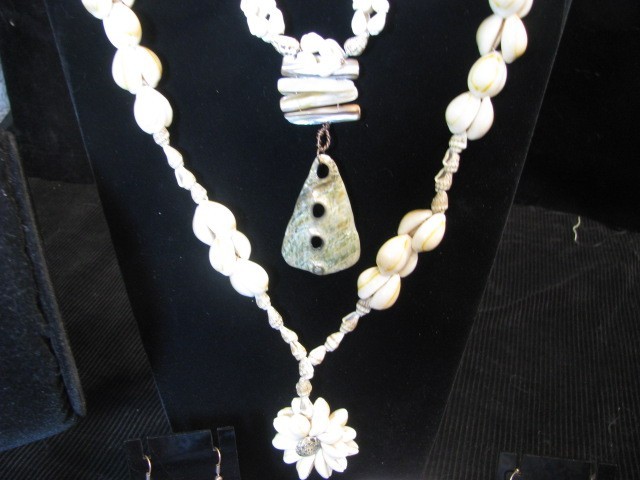 LOT S13 – 7 pc NATURAL LONG SEA SHELL JEWELRY with ARTISAN FLARE Flower puka