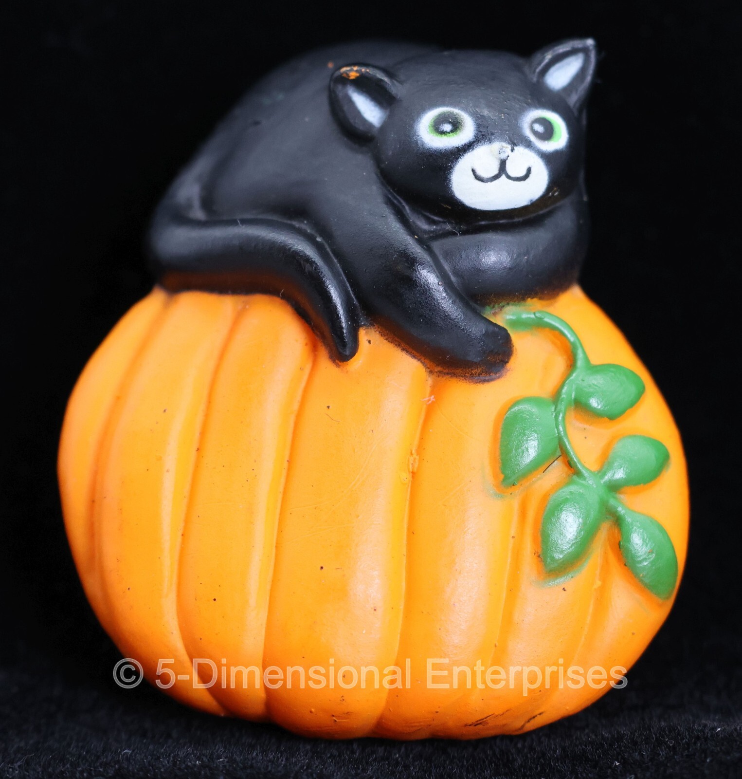 Vintage Halloween Brooch / Pin of a Black Cat on a Pumpkin – Fun World