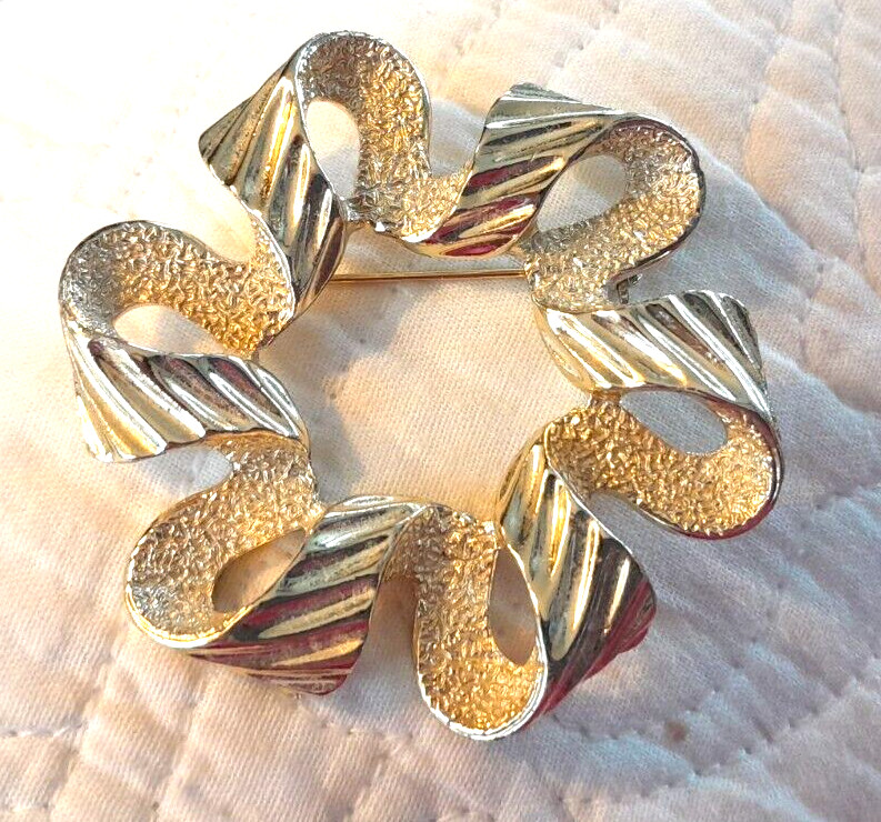 Vintage Sarah Coventry Gold Tone 2.5″ Textured Swirl Ribbon Wreath Brooch Pin