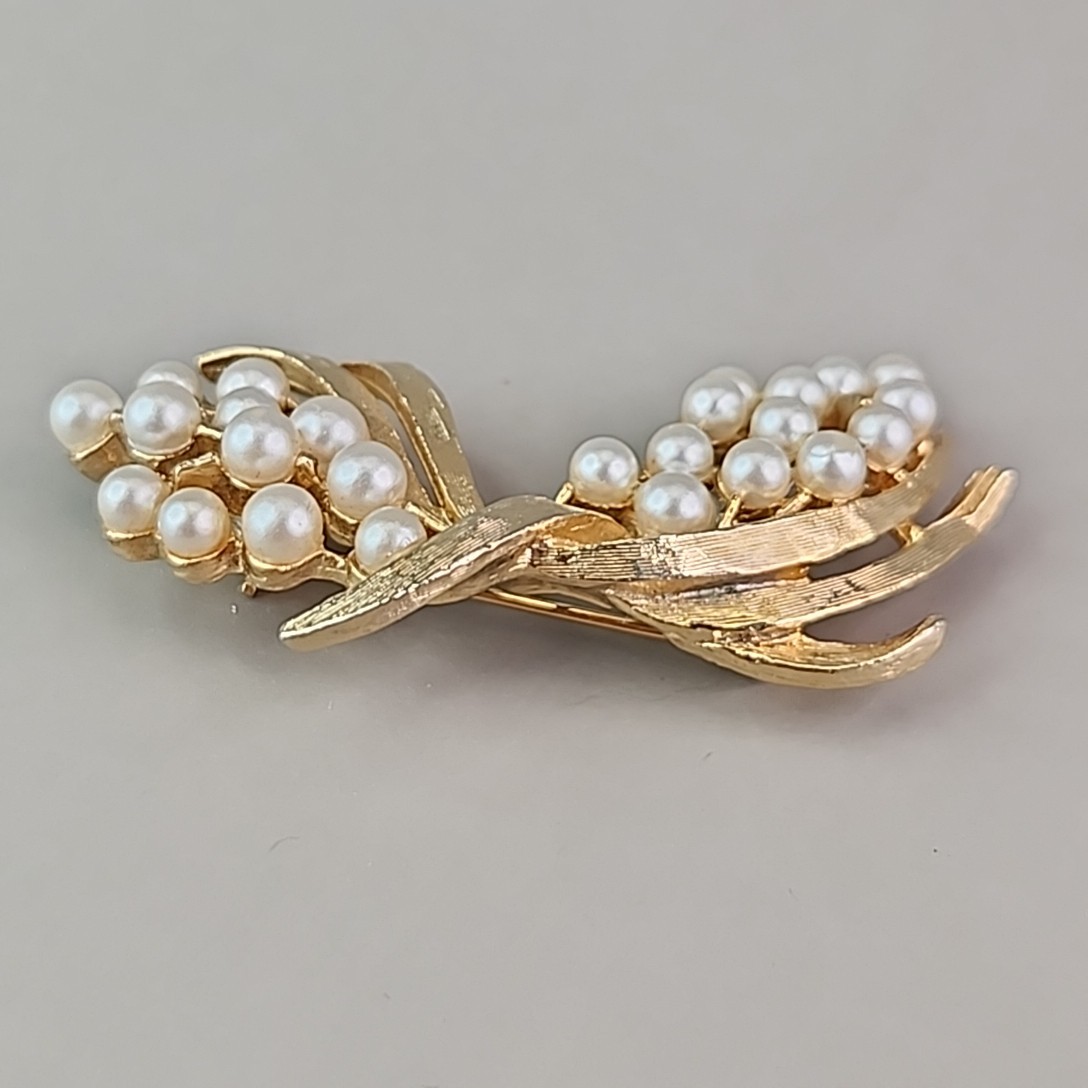 Vintage Arthur Pepper Brooch Imitation Pearls Brushed Gold Tone Ribbons Art 2″