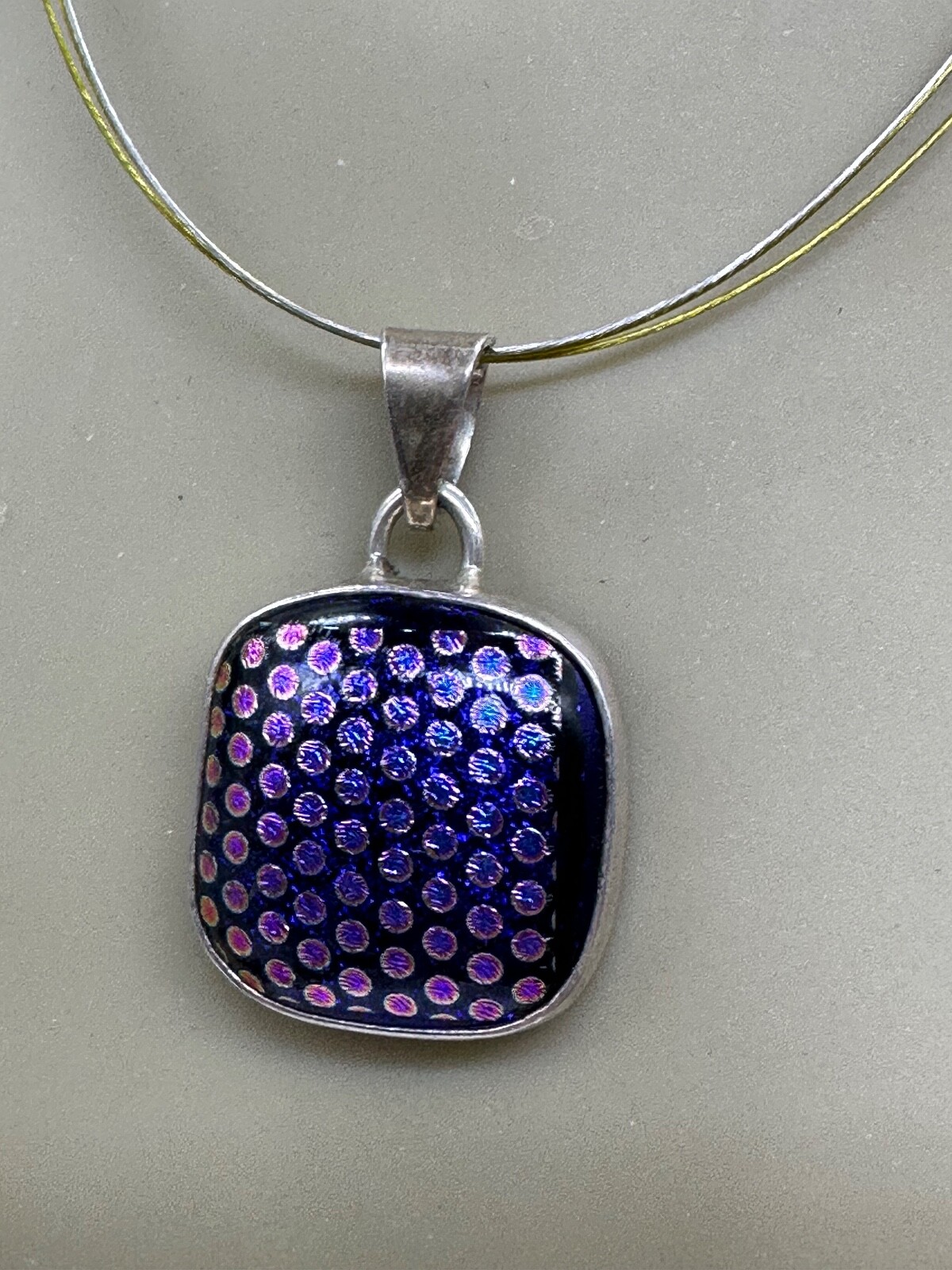 ESTATE STERLING SILVER WIRE PEACOCK PURPLE DOT ART GLASS PENDANT NECKLACE