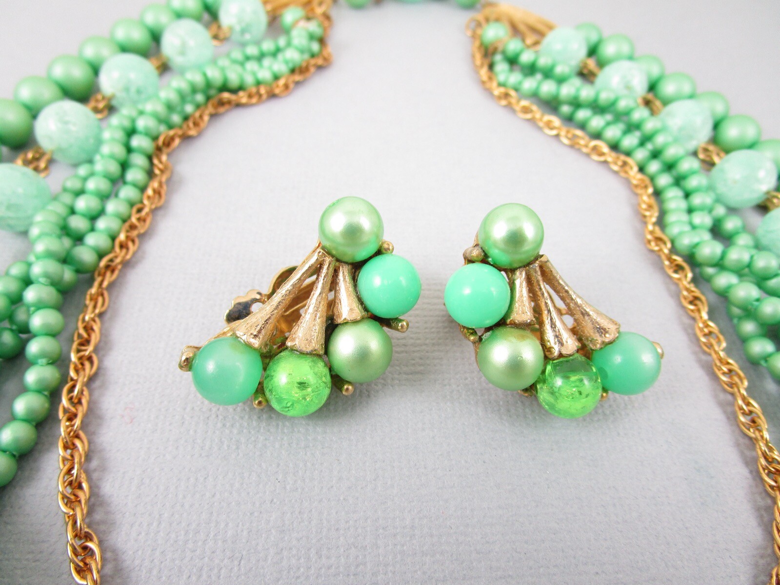 DRAMATIC 1960’S GOLD TONE LIME GREEN BEADED NECKLACE AND EARRINGS SET