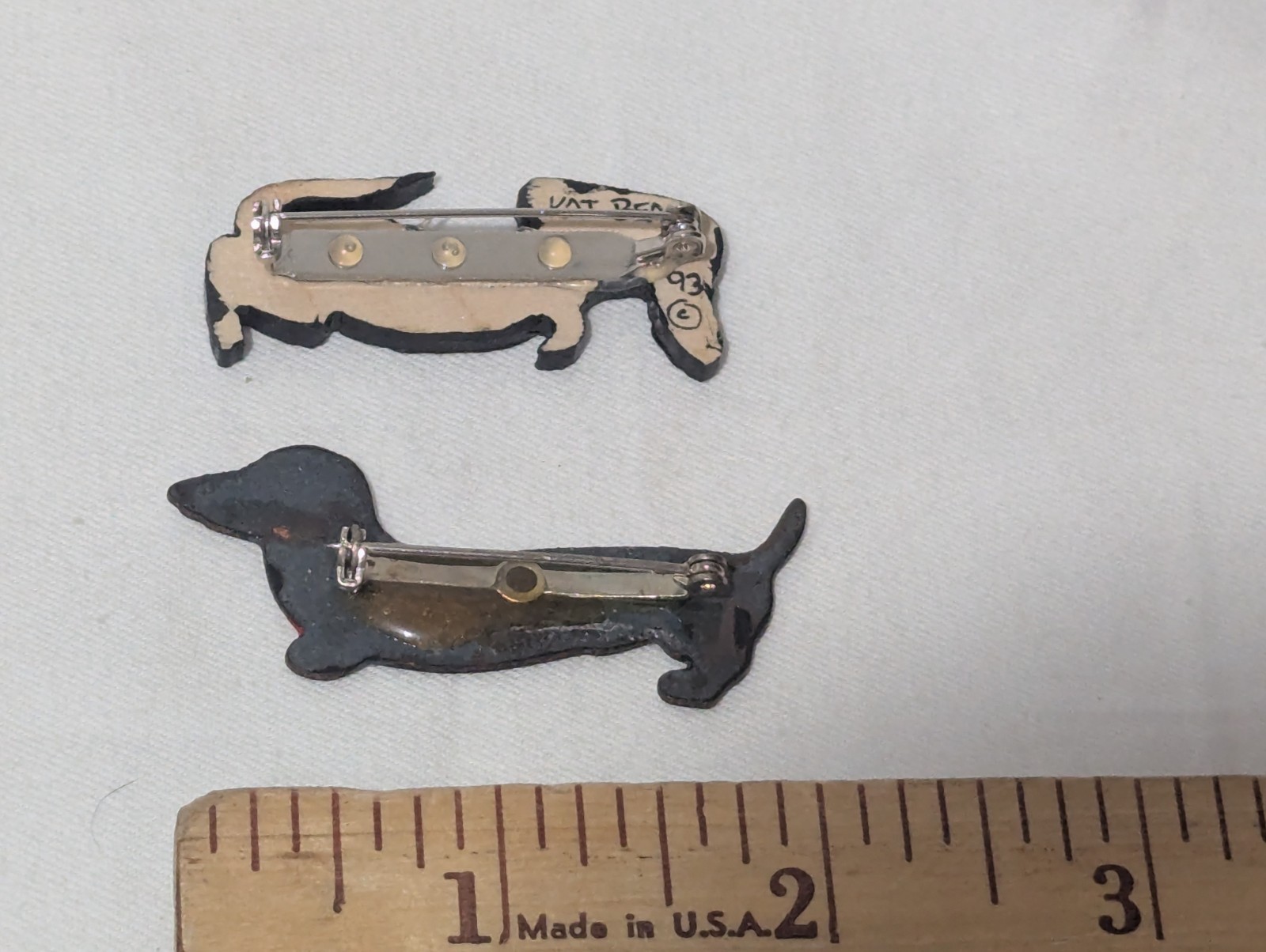 Kat Beals Dachshund Pins 2″ Wood & Ceramic Heart Happy Collar 1993 Lot of 2