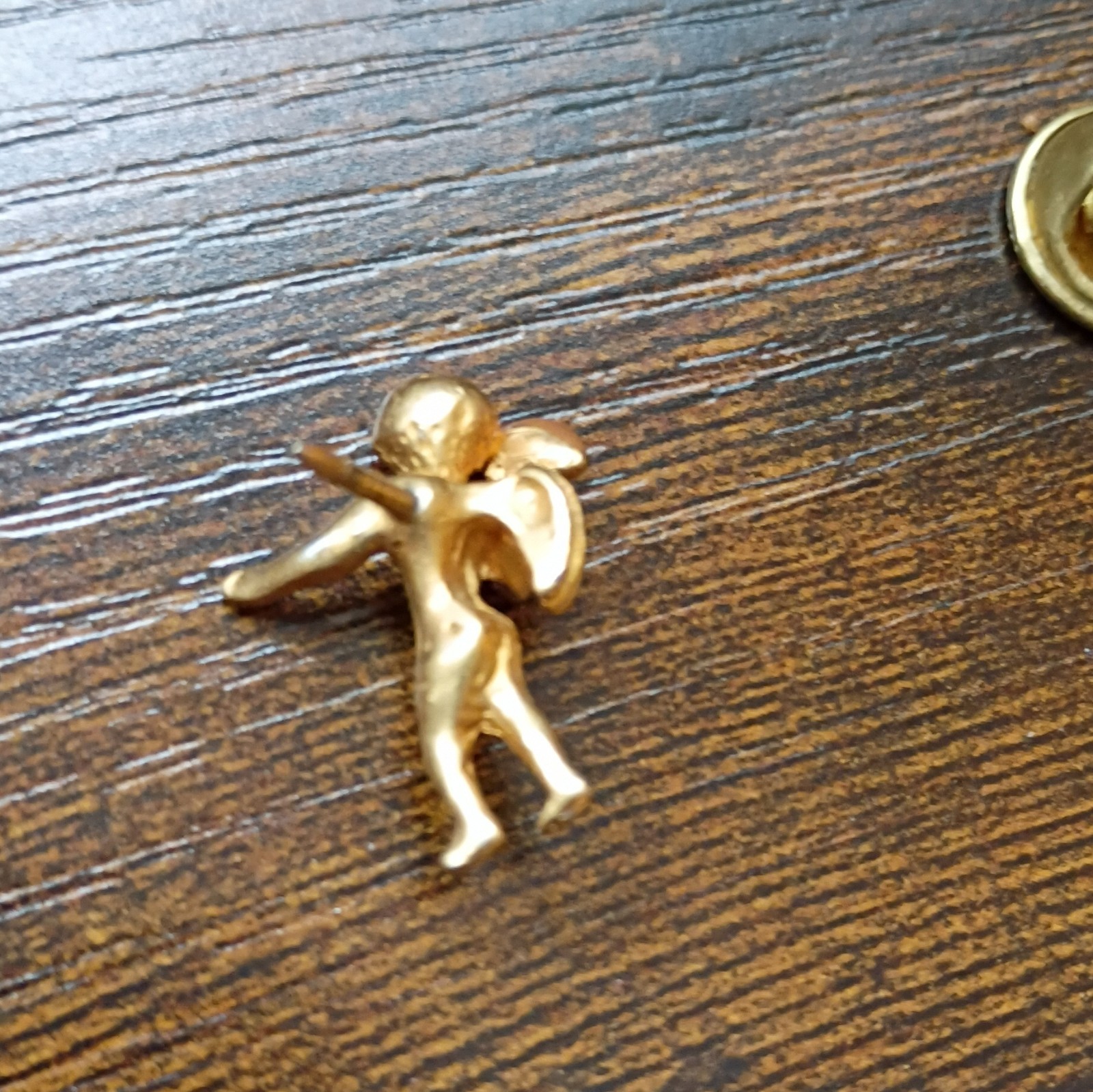 Quarterback Guardian Angel gold toned pin