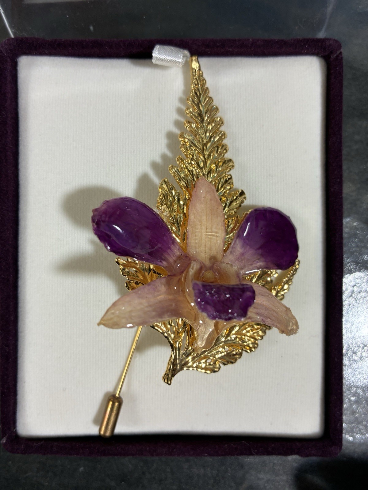 Singapore Gold Trimmed Dendrobium Orchid Pin – Gold with Purple Vtg