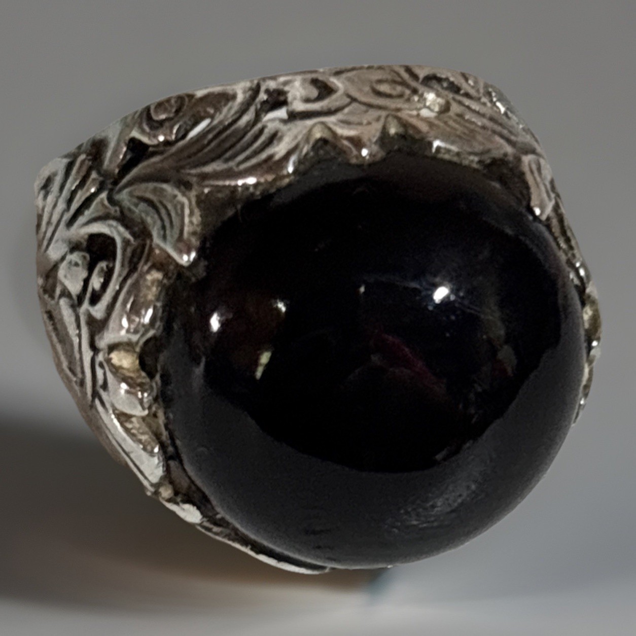 Vintage Silver‑Tone Ring with Black Onyx‑Style Cabochon Scrollwork Design