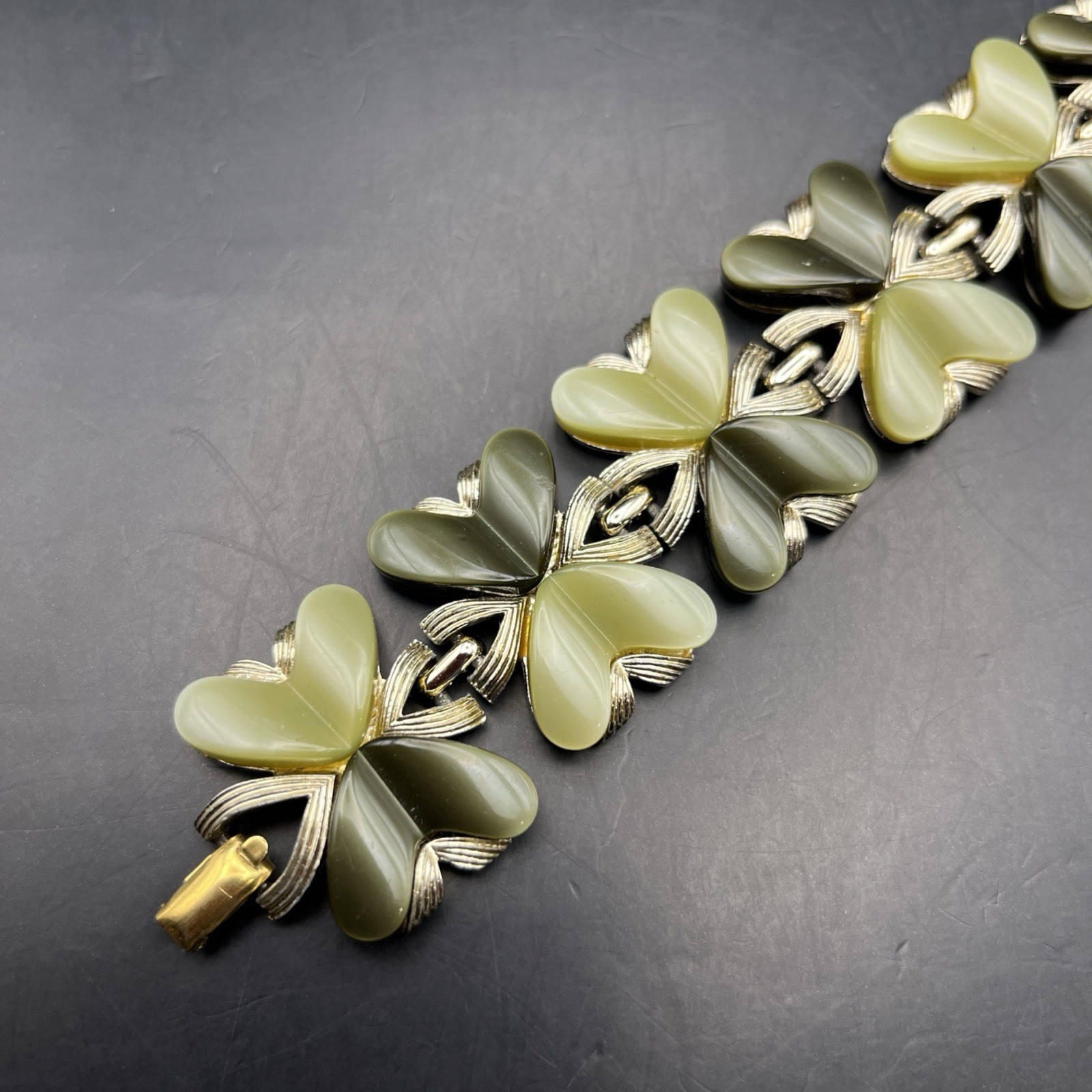 Vintage Coro Thermoset Bracelet Chunky Green Gold Tone Heart Mid Century 7.25 In