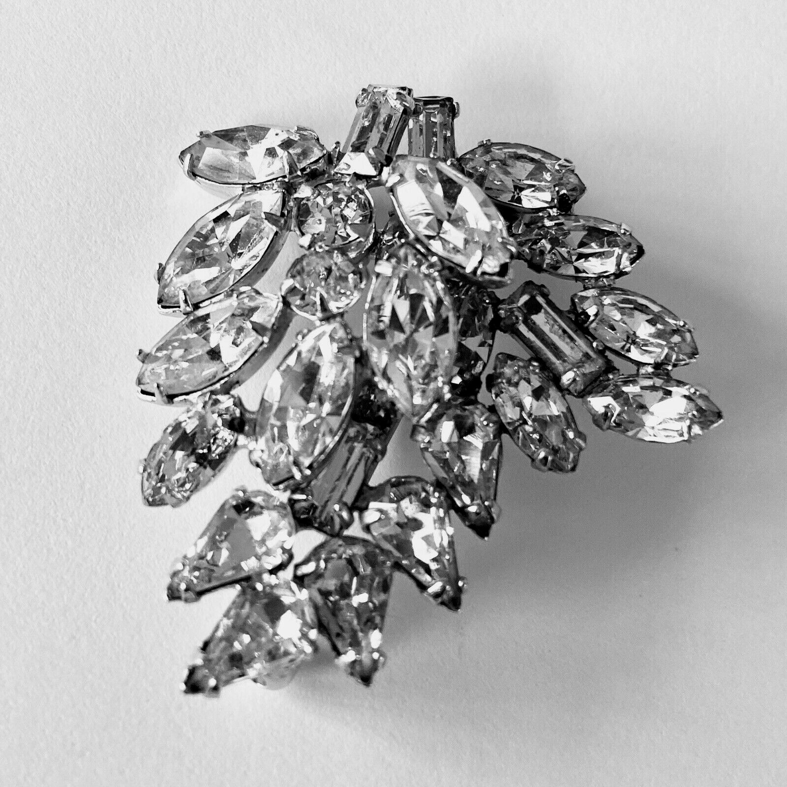 VINTAGE ART DECO SPARKLING FACETED DIFFERENT SHAPES CRYSTALS DESIGNED BROOCH PIN