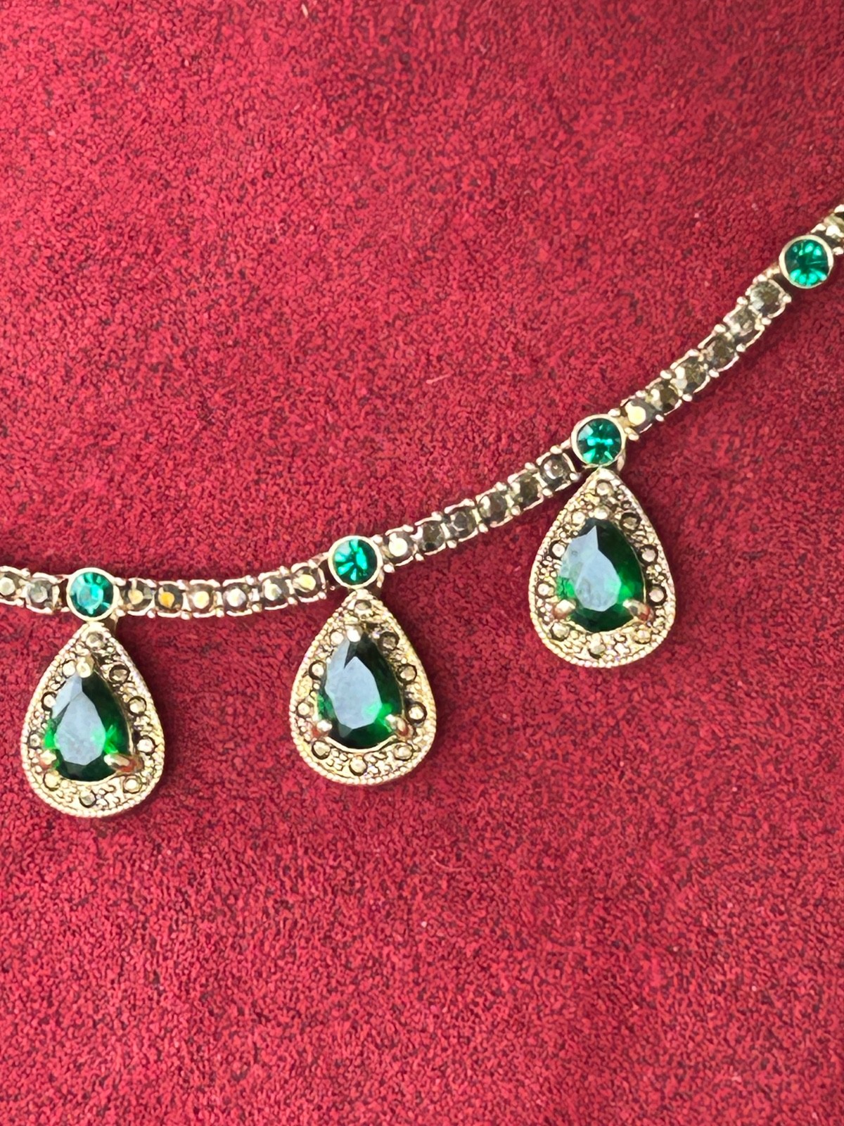 Vintage MONET Gold Tone Choker Necklace Tear drop Green Gemstone Emerald-Like