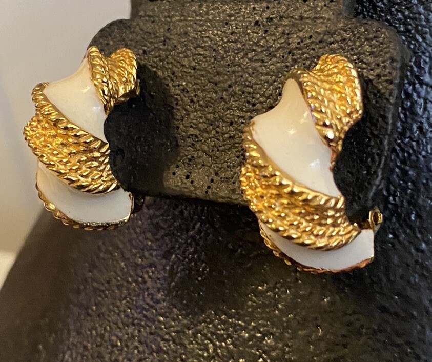 Vtg GAY BOYER Signed White Enamel Gold Tone Rope Design Retro Chic NY Earrings