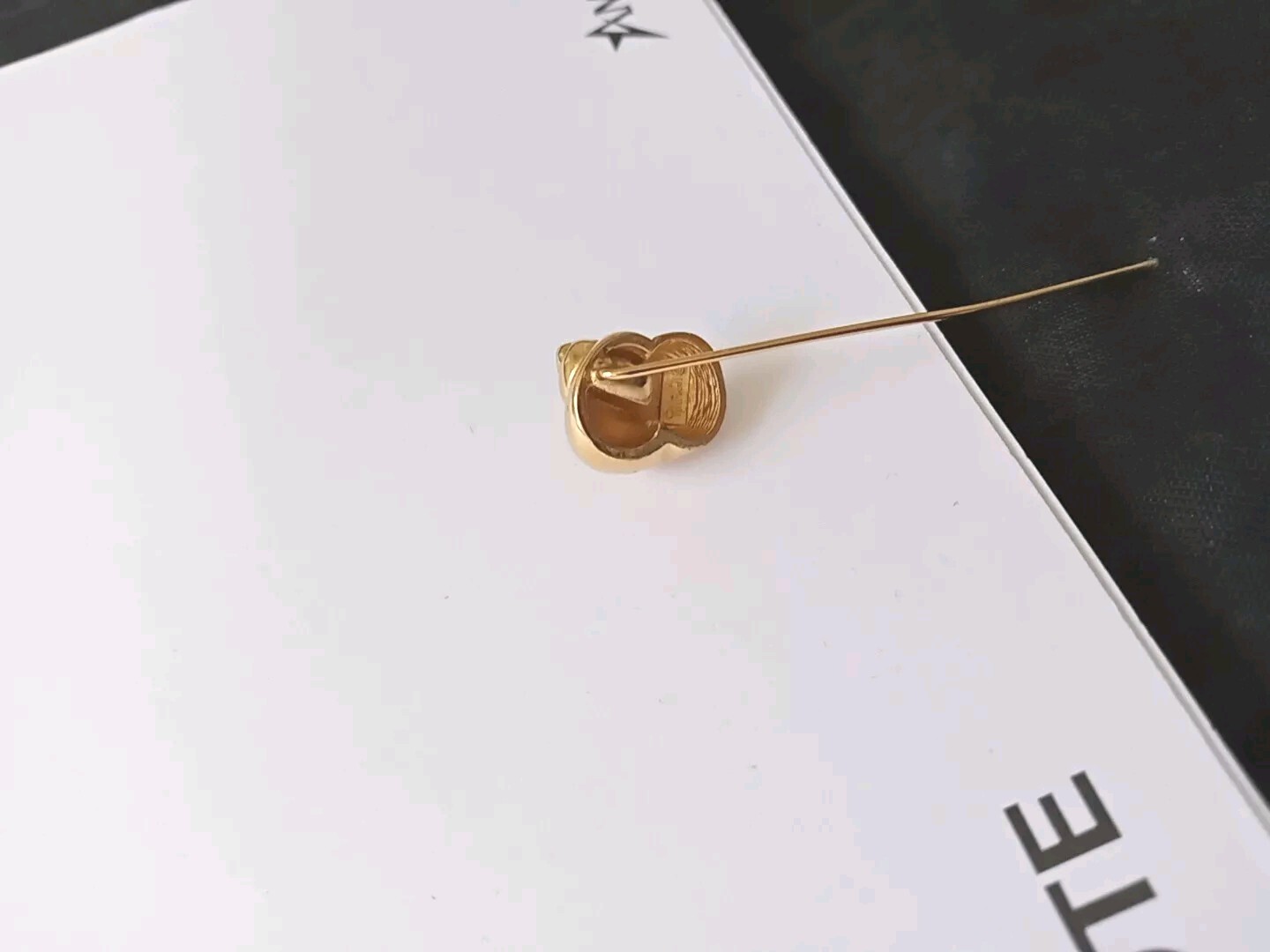 Vintage Crown Trifari Classic Figural Stick Pin, Sculptural Golden Sea Shell 3″
