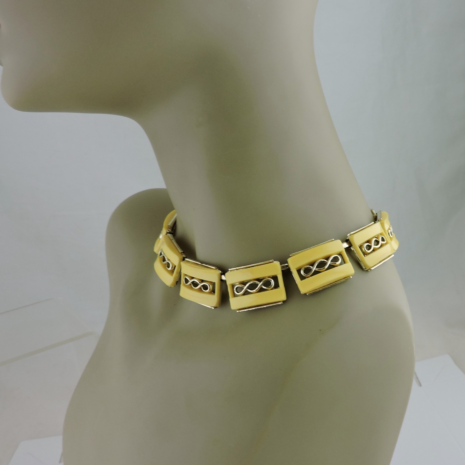 VINTAGE GOLD TONE & YELLOW PLASTIC RETRO PANEL ART DECO NECKLACE CHOCKER