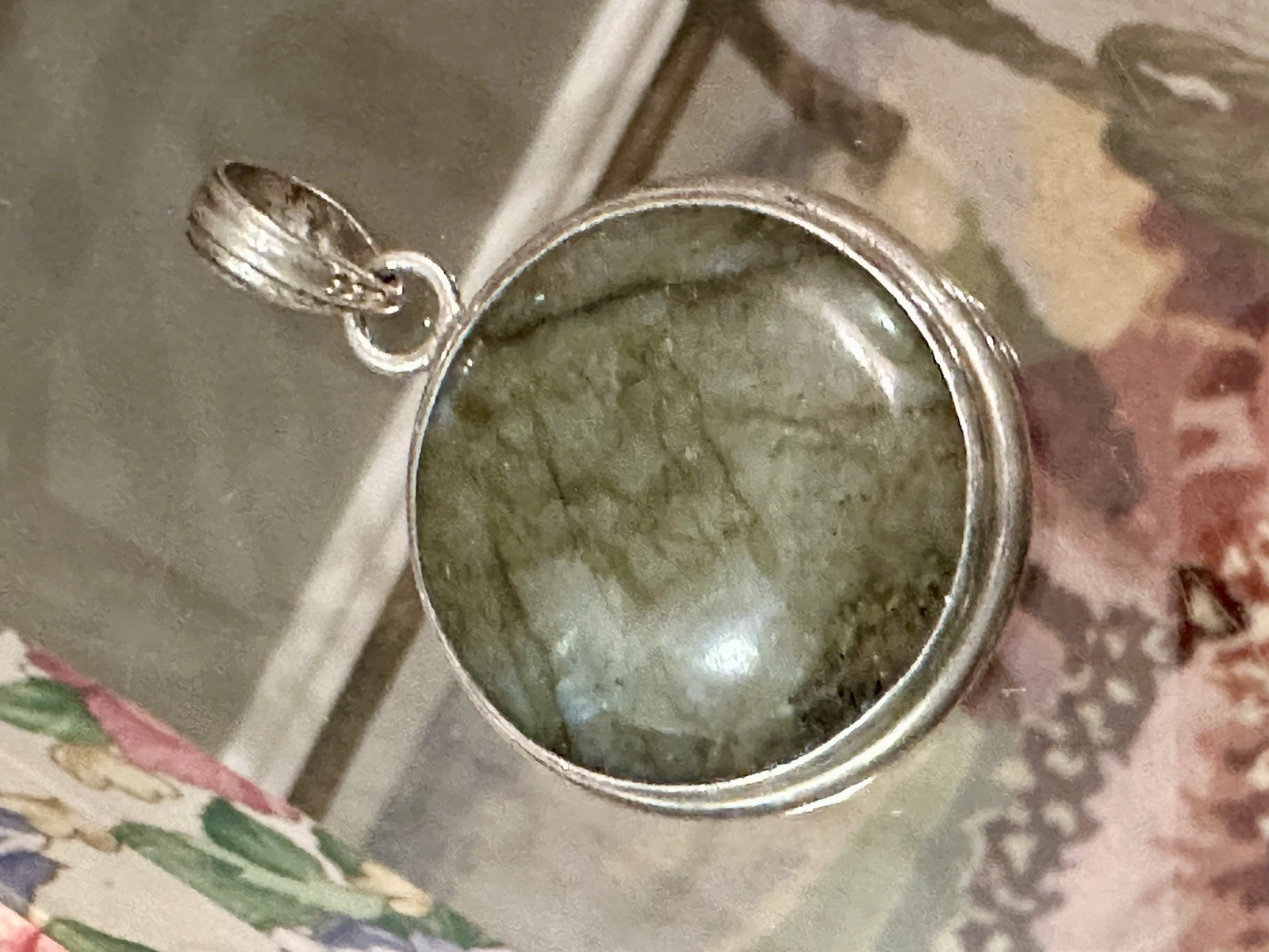 Beautiful Vintage 925 Sterling Silver Nephrite Jade Round Pendant 1 1/4”