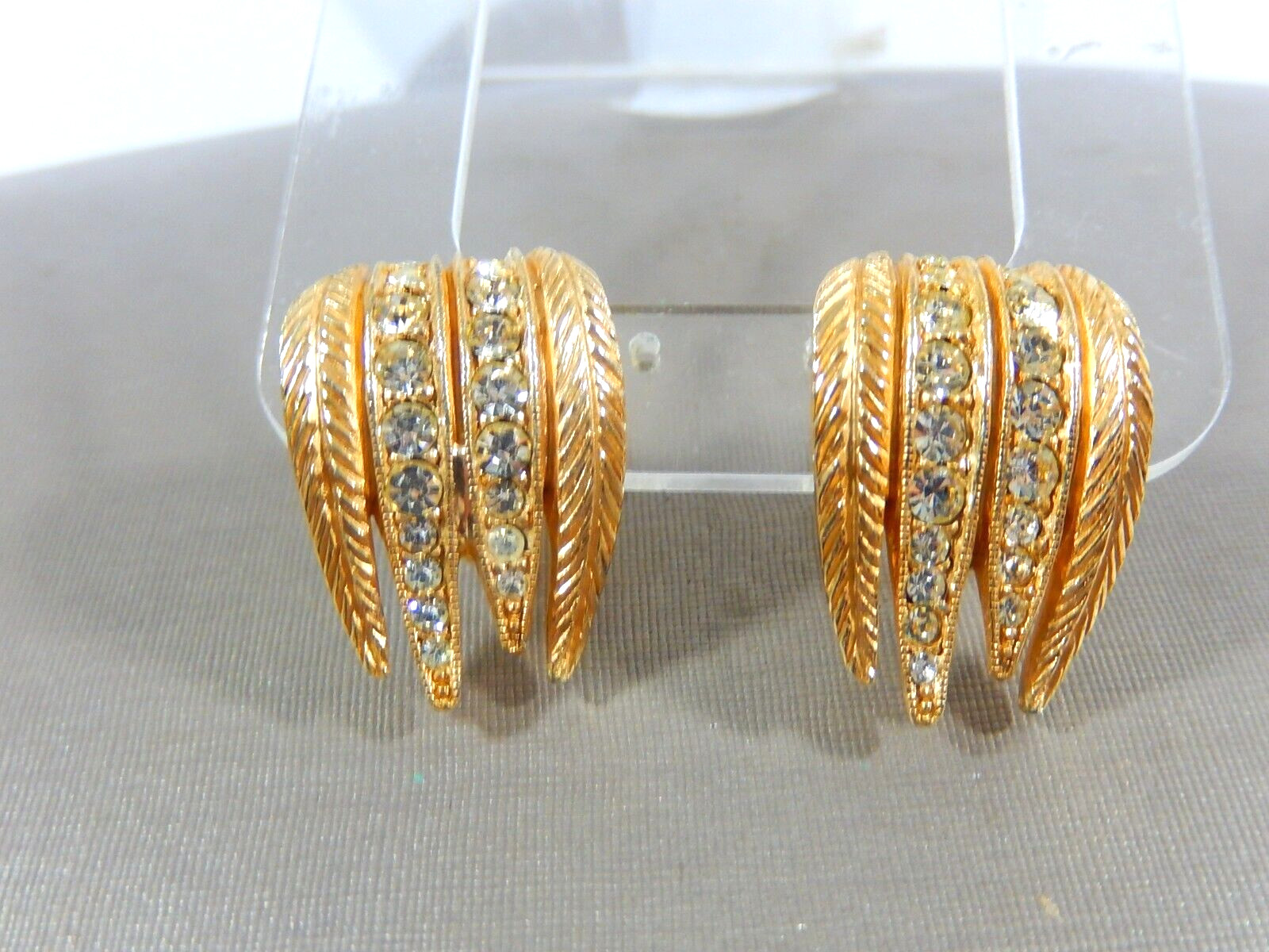 VTG SIGNED CASTECLIFF GOLD TONE GRADUATED RHINESTONE ADJUSTABLE CLIP ON EARRINGS