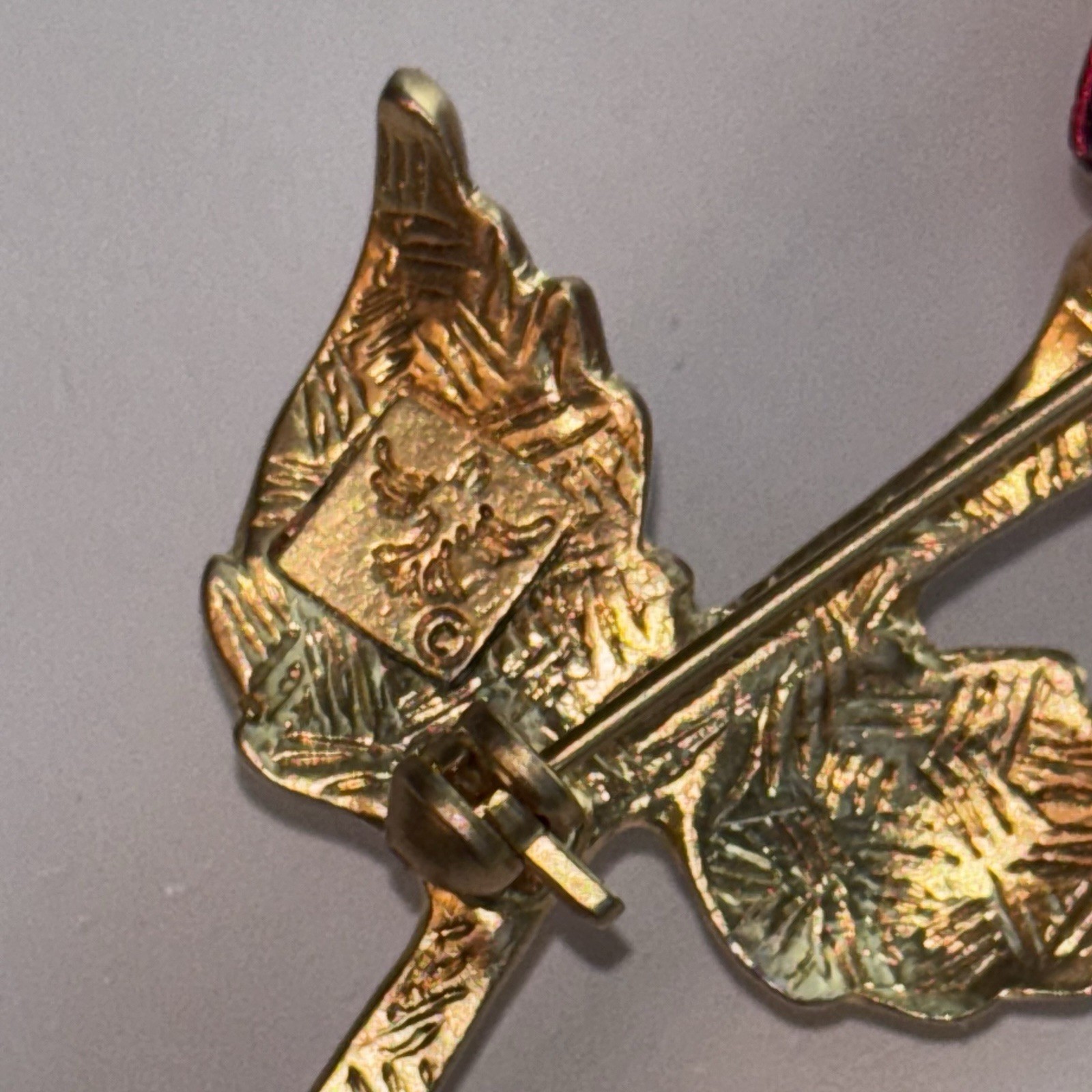Vintage Rose Brooch Pin 3D Gold Tone Lucite Crystal Stem 2.5” Signed Stunning✨