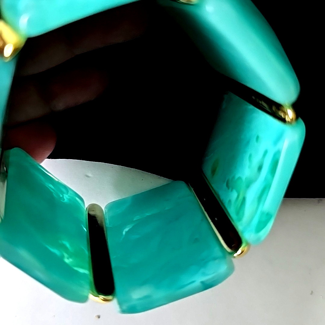 Vintage Sea Blue Lucite Statements Gold Tone Inserts Stretch Bracelet 7″ Wrist