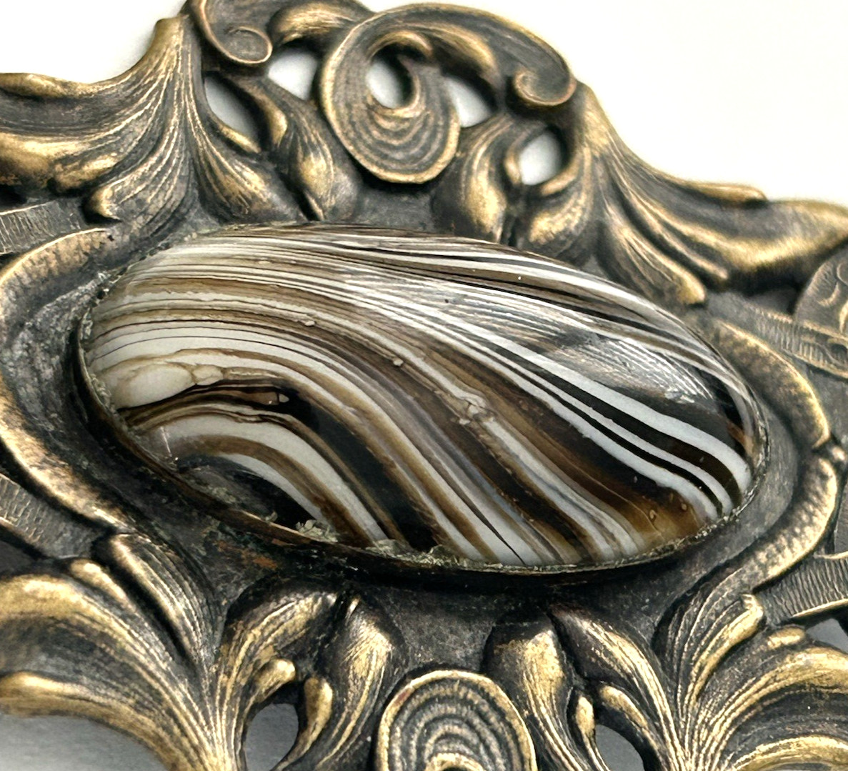 VINTAGE LARGE DECO / NOUVEAU BROWN AGATE GLASS CABOCHON SCROLL PIN