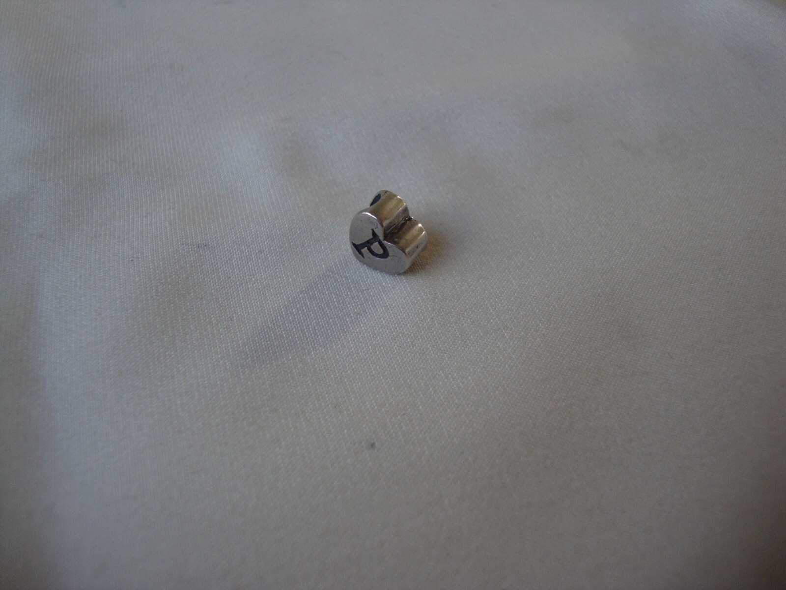 VINTAGE ALPHABET BLACK LETTER ‘P’ ON 3/8″ HEART CRAFT BEAD STERLING SILVER 925