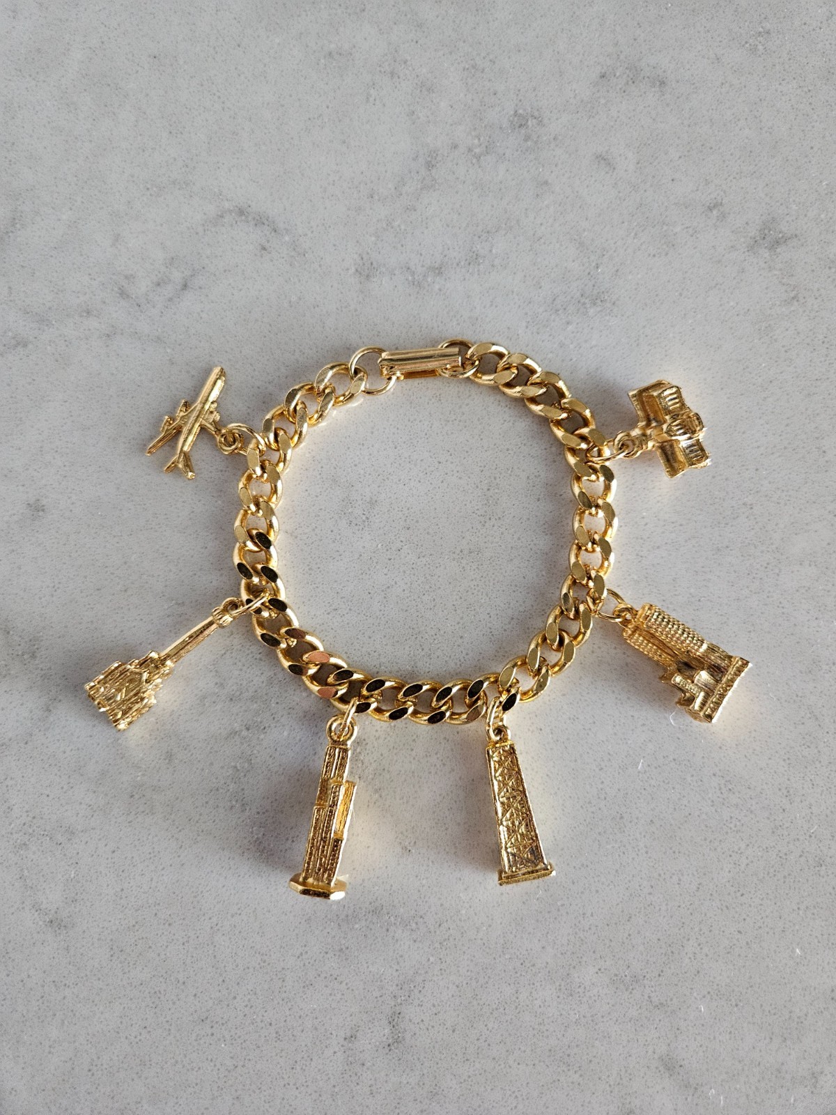 GOLD-TONE CHARM BRACELET WITH FAMOUS BUILDINGS IN CHICAGO CHARMS