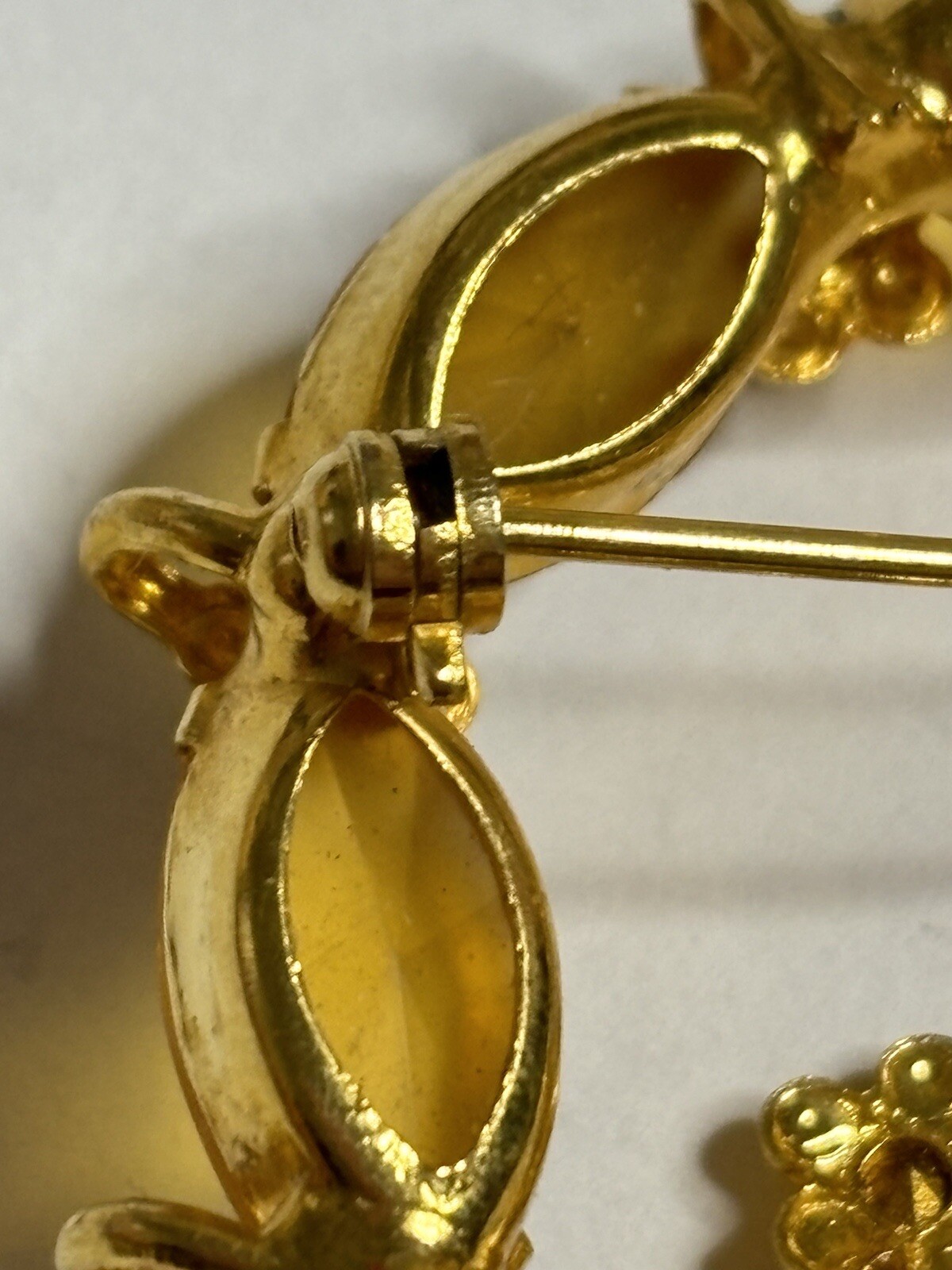 Vintage Style Wreath Shaped Pin Brooch With Flowers Gold Tone