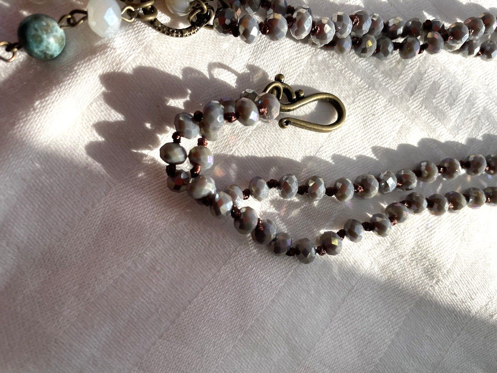 Faceted Violet Blue CHALCEDONY 35″ necklace with blue stone Pendant and pearls