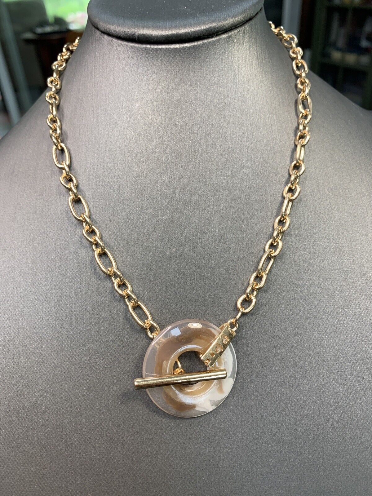 Ladies Necklace Toggle Clasp Front Closure tan brown swirl pendant gold tone 16”