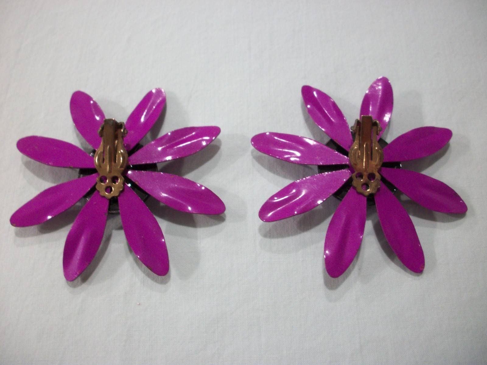 VTG MeTaL ENaMeL ***HUGE EYE POPPiNG PURPLE/BLACK/POLKA DOT*** DAiSy EaRRiNgS