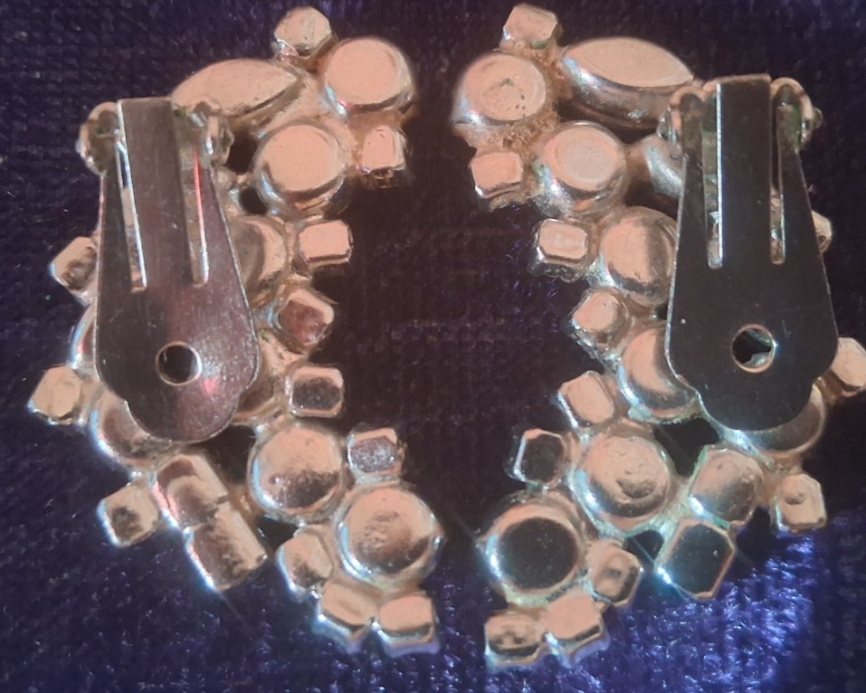 UNBRANED VINTAGE 1.5 X 3/4 ” WIDE DARK & LIGHT BLUE RHINESTONE CLIP EARRINGS