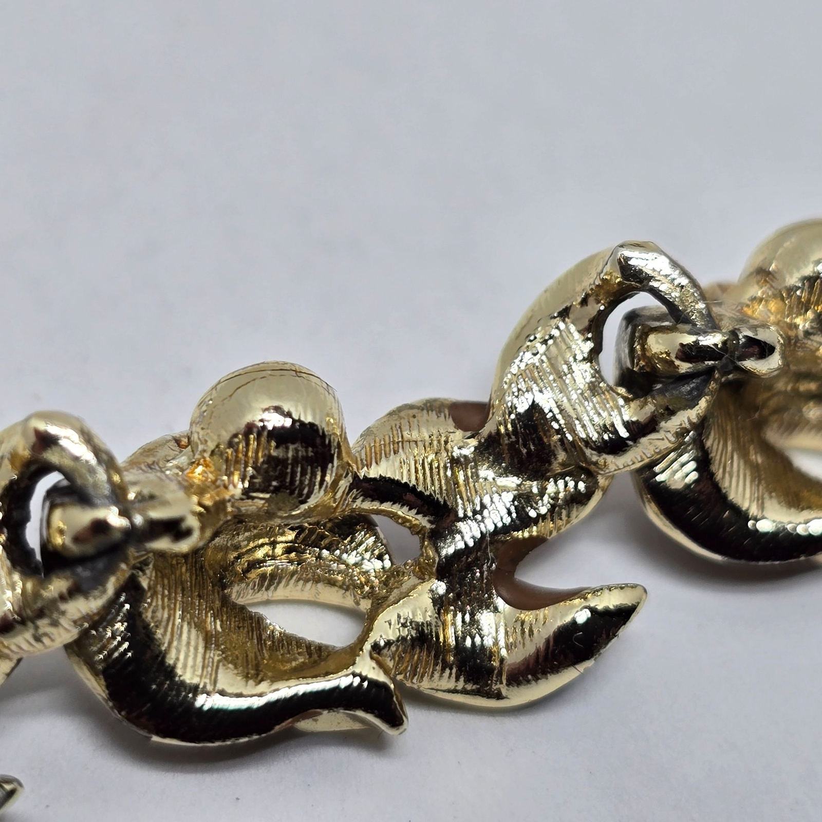 VTG Gold-Tone Leaf Bracelet With Brown Enamel & Rhinestone Accents Clasp Closure