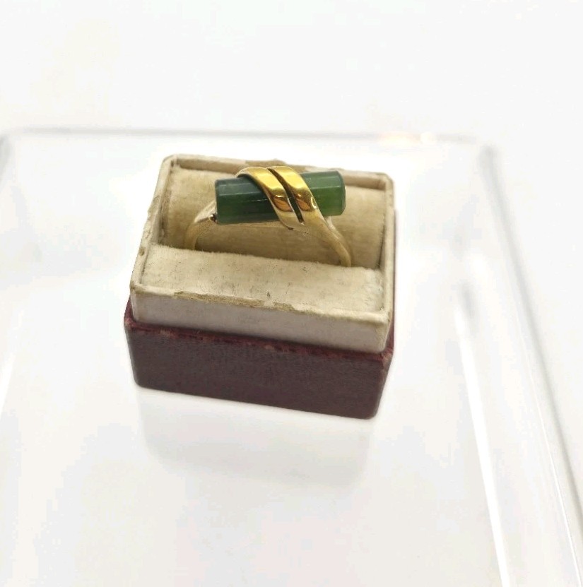 Vintage Avon Jade Ring Real Jade Size 7 Signed Cage 1978