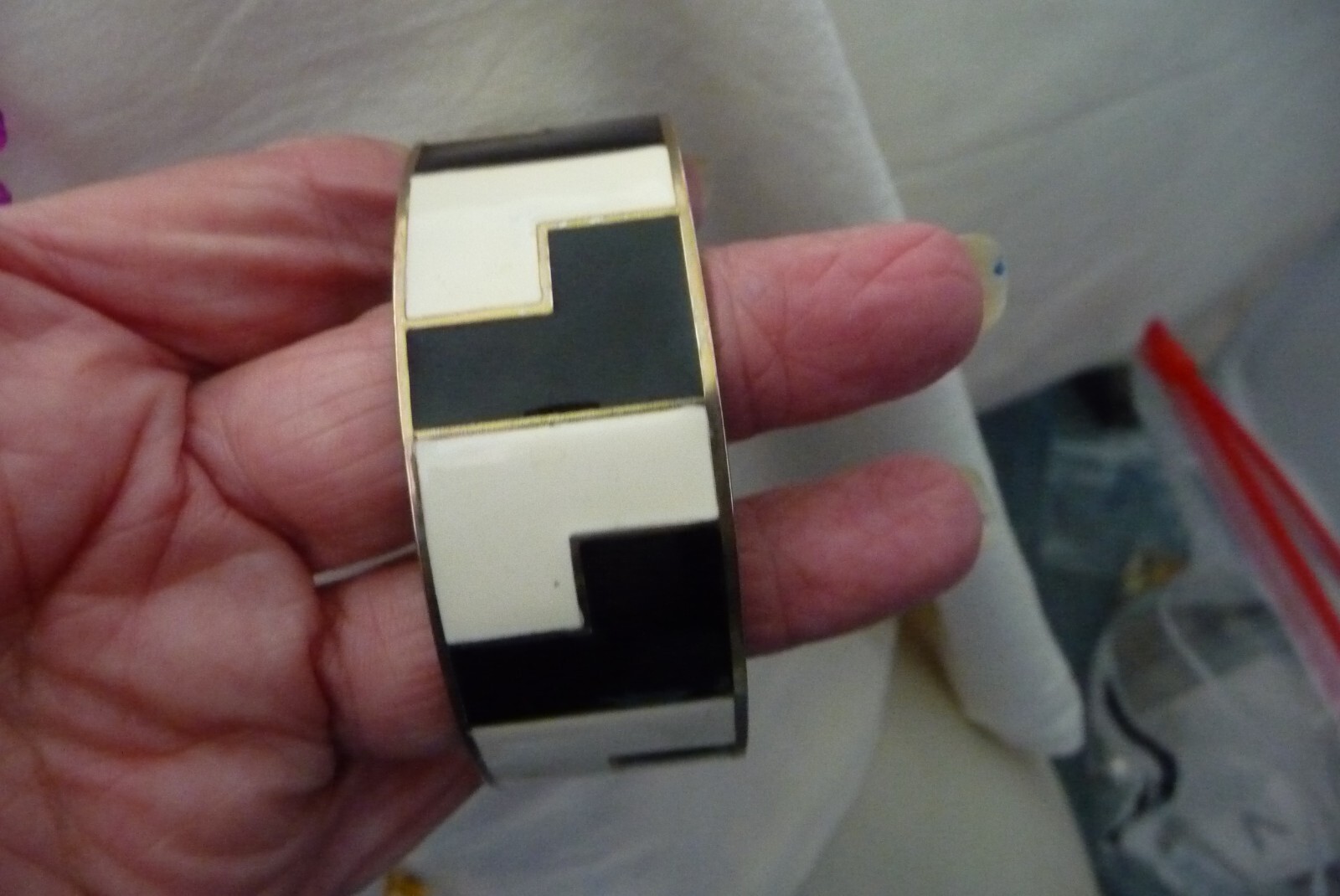 L.A.M.B. GWEN STEFANI SIGNED ABSTRACT B&W ENAMEL 1″ W BANGLE BRACELET #1925A