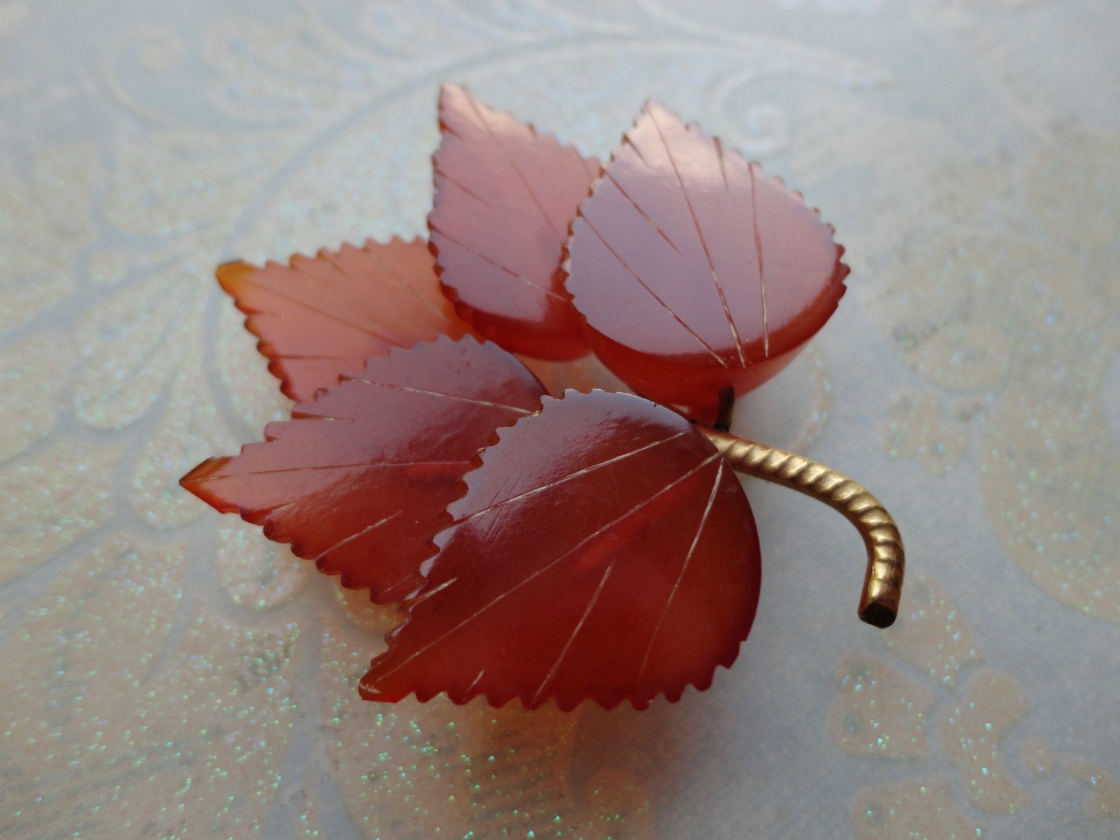 VTG ESTATE CARVED HONEY-COLORED RUSSIAN SOVIET BALTIC AMBER FIVE LEAF BROOCH PIN