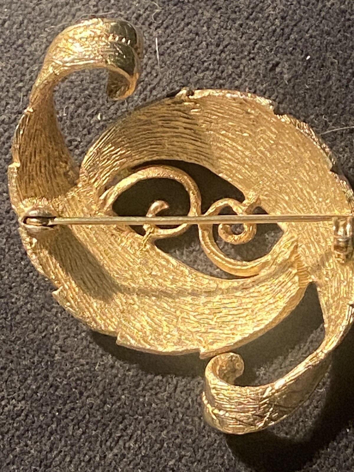 Curved Double Feather Swirl Brooch Pin Gold Tone Textured Metal 1.5”x2” Vintage