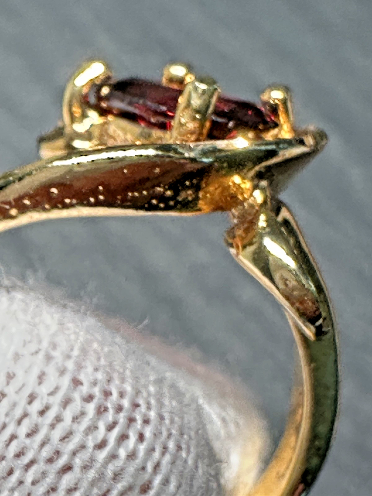 GOLD TONE & OVAL RED ACCENT SCROLL RING SIZE 7.5 H613