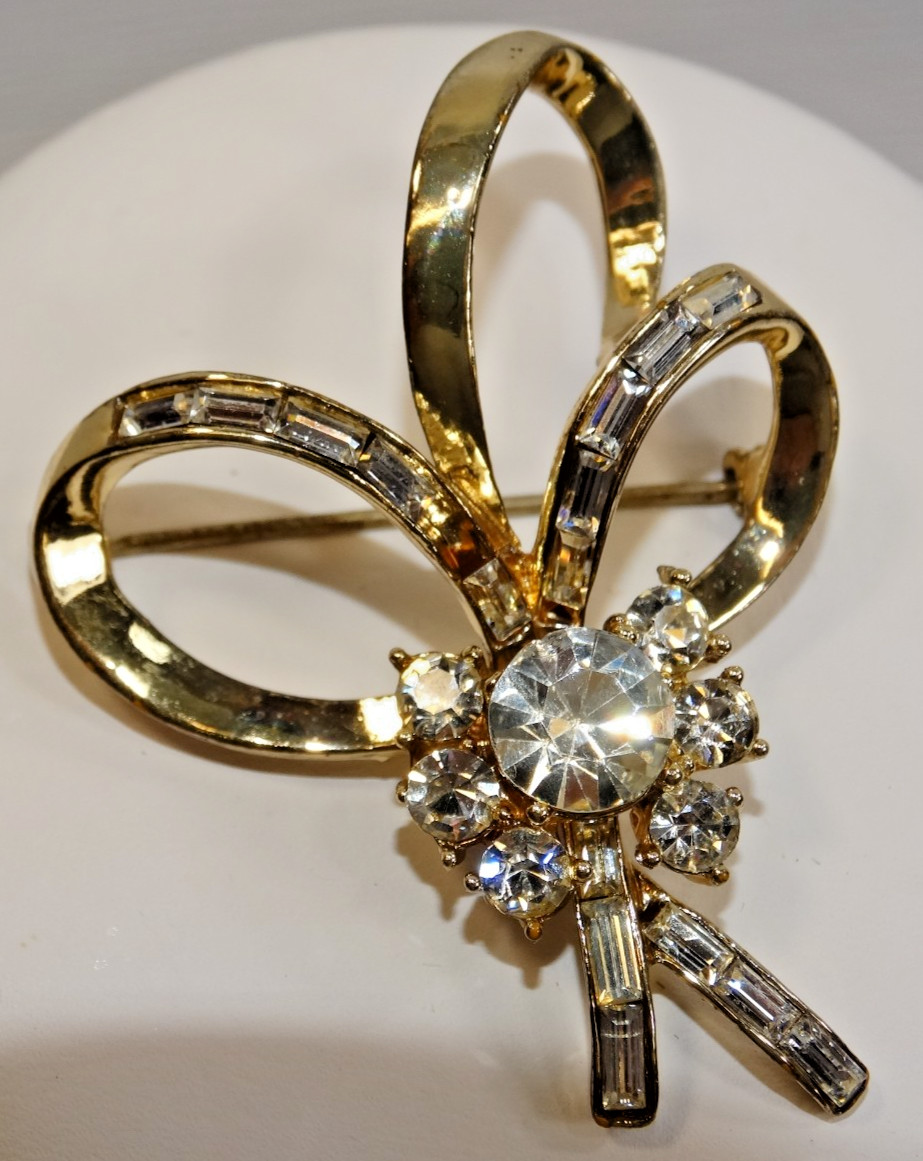 A53 VINTAGE RHINESTONE RIBBON BOW BROOCH PIN CLEAR STONES PRONG SET UNSIGNED
