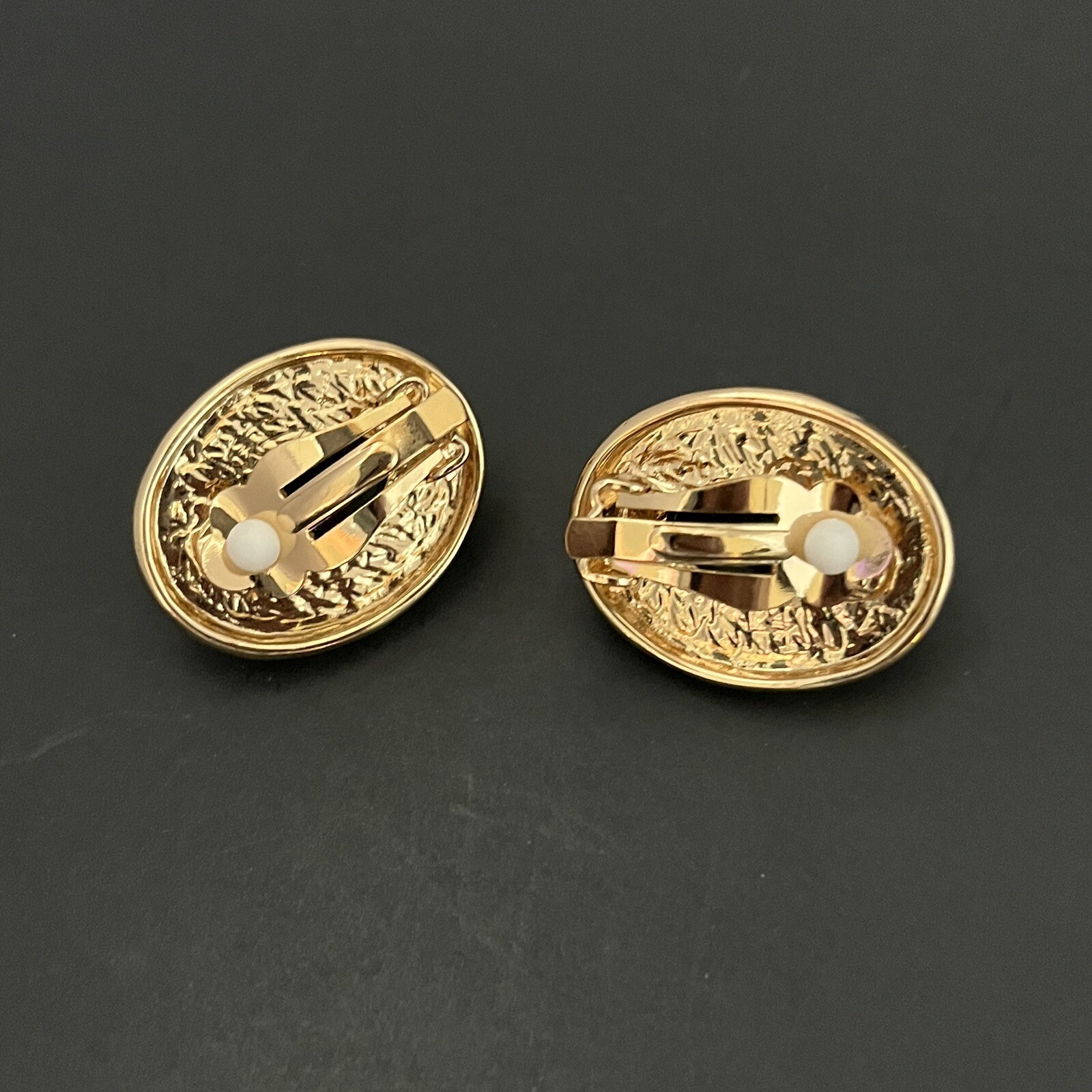 Gripoix Glass Cabochon Clip On Earrings Green Oval Mogul Gold Tone Vtg