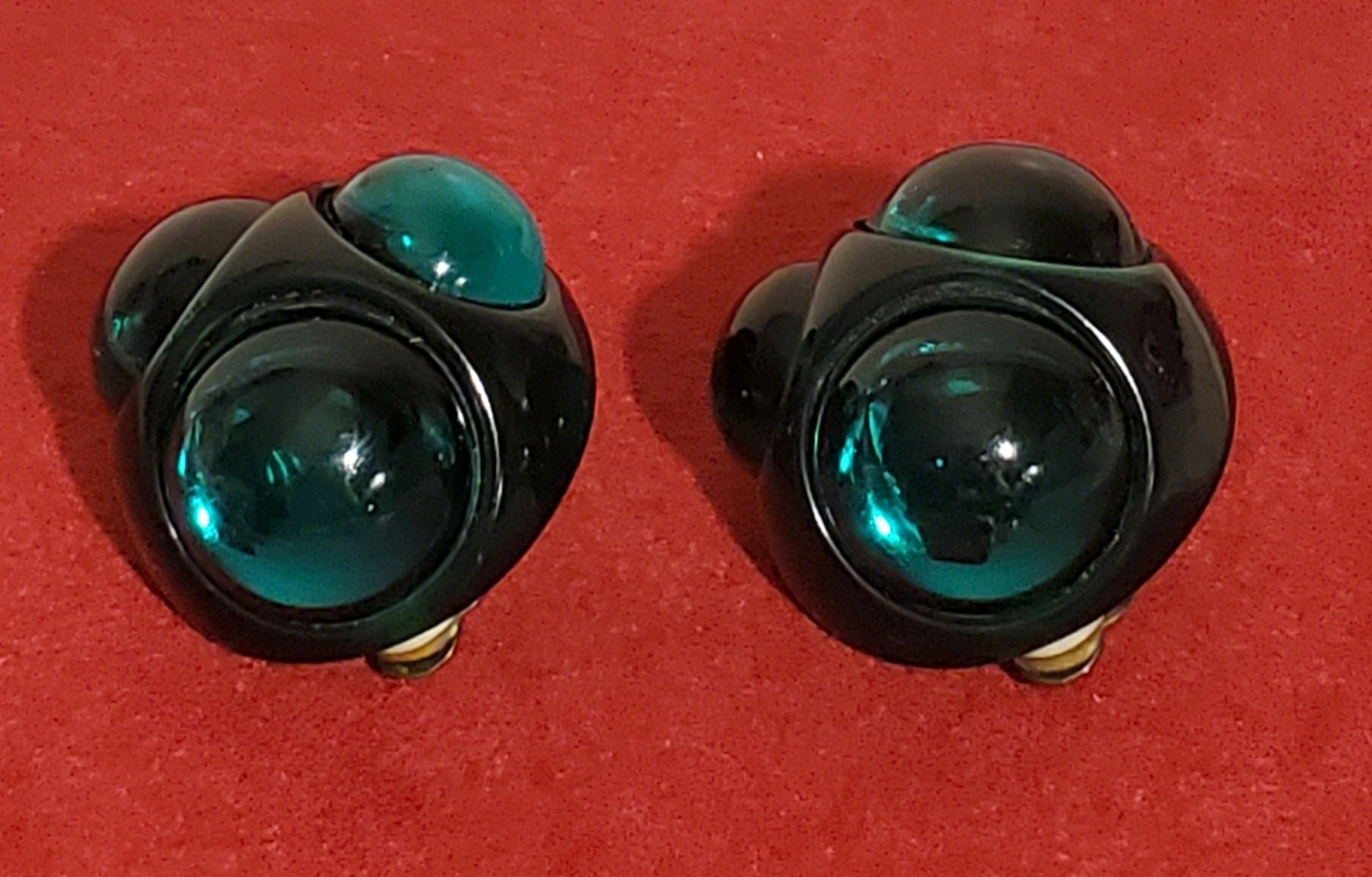 HUGE VTG 80S VOGUE STYLE GREEN ON GREEN EARRINGS CHUNKY MOGAL LUCITE CLIP-ON