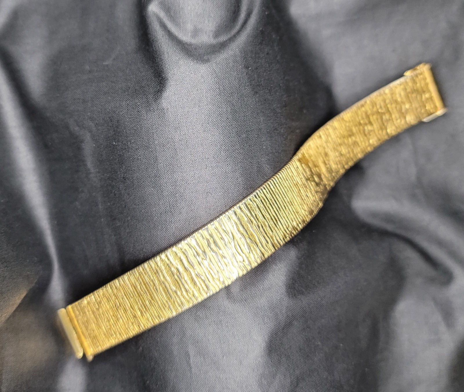 Monet 1960s Gold Tone Vertical Design Safety Clasp 7.5 5/8th Wide Nice Weight