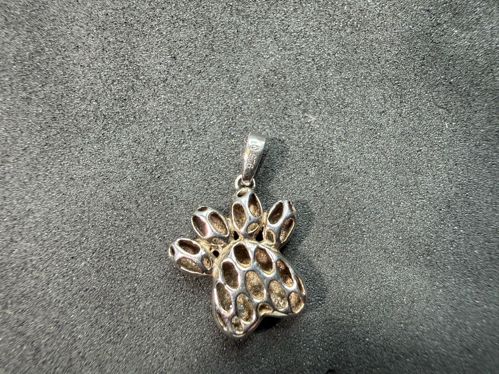 1.69g Vintage Sterling Silver 925 Paw Print Pendant Heart Shaped Detail Round M