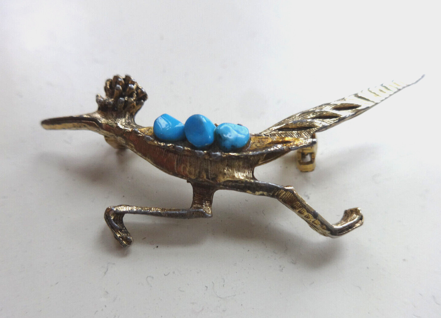 VTG ROADRUNNER BROOCH PIN TEXTURED GOLD TONE TURQUOISE STONES MISSING EYE GUC