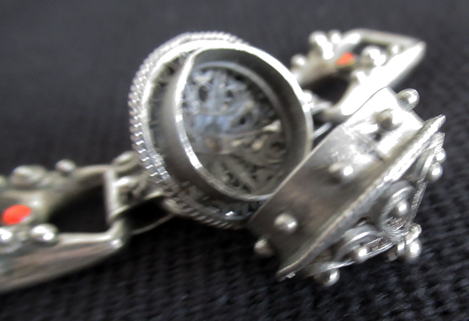 VINTAGE ITALY ETRUSCAN CANNETILLE FOB 800 STERLING & CORAL BRACELET, 43 GRAMS