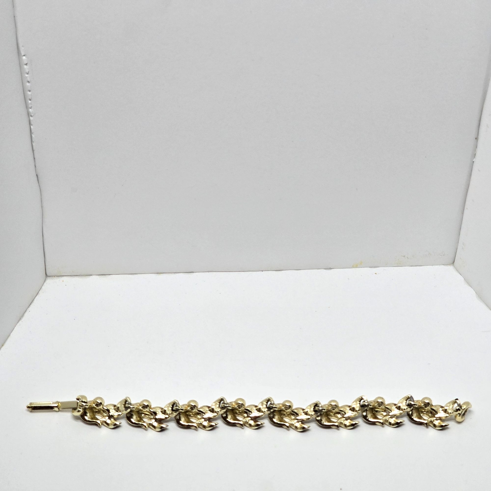 VTG Gold-Tone Leaf Bracelet With Brown Enamel & Rhinestone Accents Clasp Closure