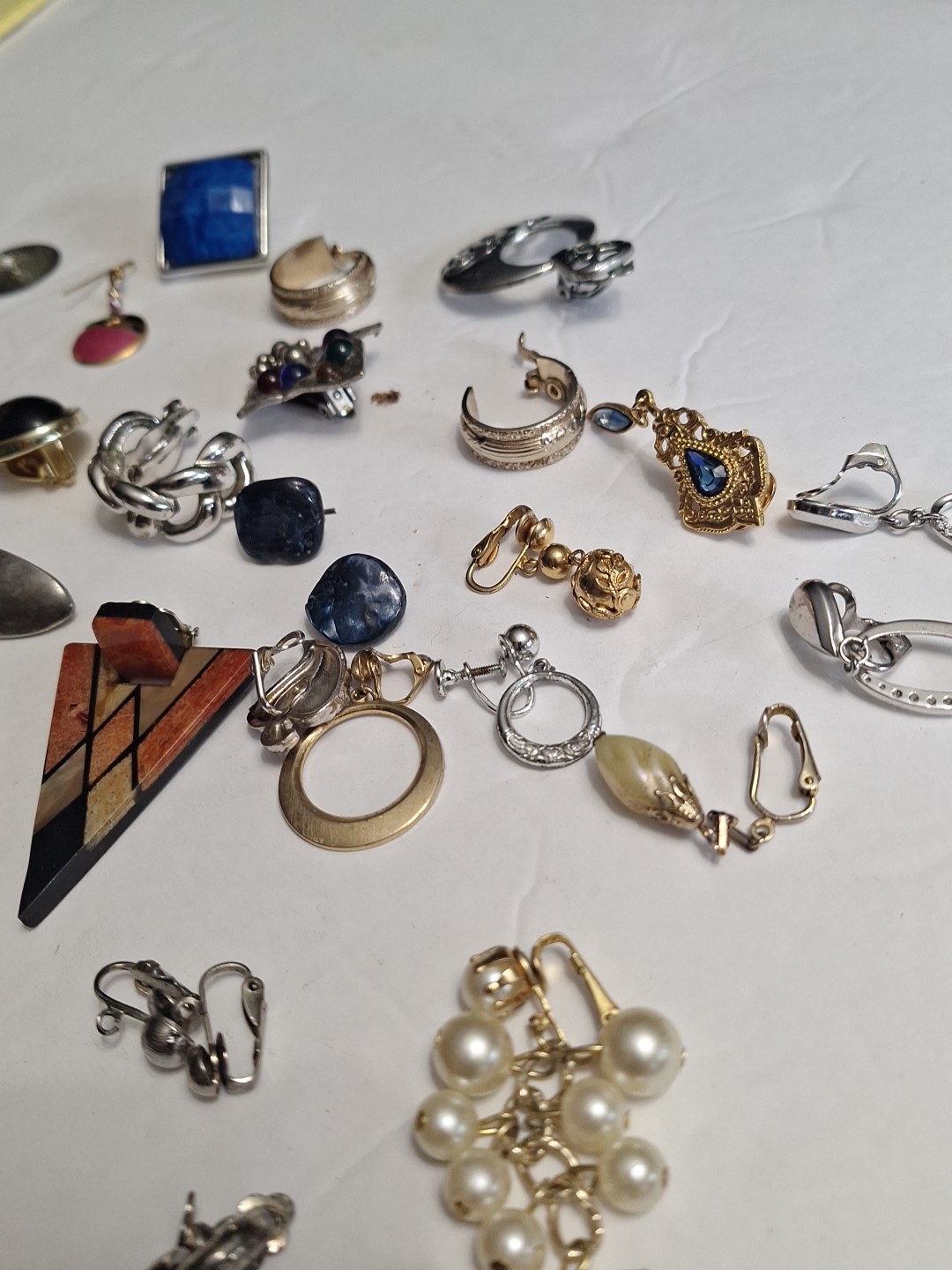 Costume Jewelry Earring Lot 40 pc pre-owned SINGLES AND PAIRS. AS IS . JZ