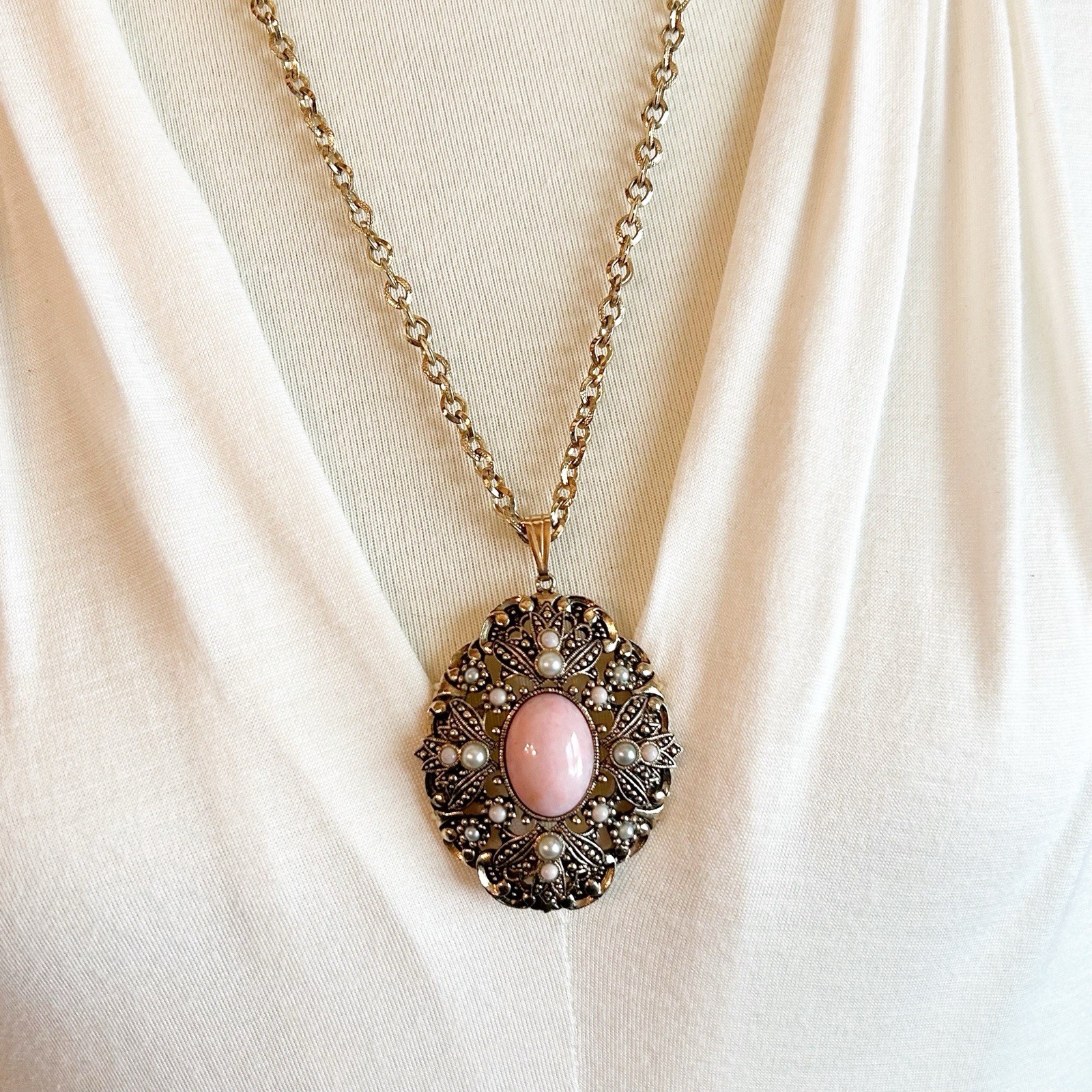 Vintage Avon Queen Anne’s Lace Pink Cabochon Pendant Necklace w Faux Pearls