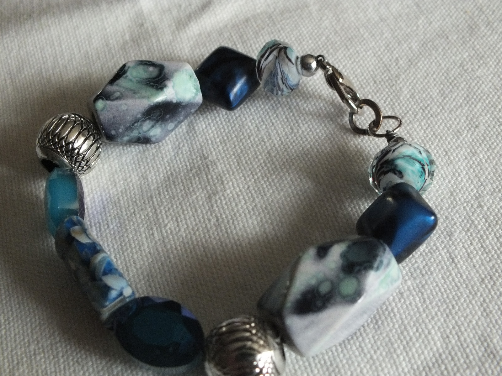 Beautiful Clasp Bracelet Silver Tone Blue Tones 7 1/4 x 5/8″ Chunky NICE