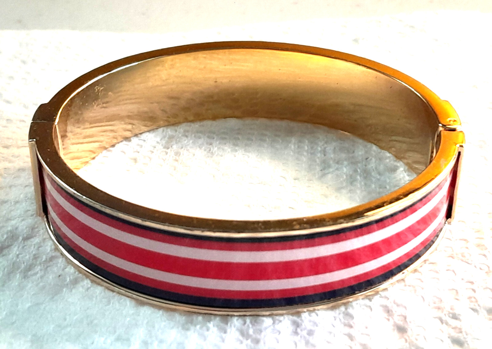 VINTAGE 90’s RED WHITE & BLACK ENAMELED GOLD TONE METAL BANGLE CLAMPER BRACELET