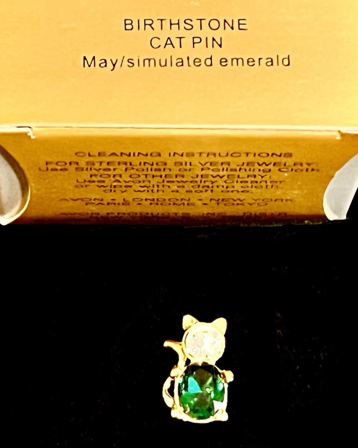 1999 Avon BIRTHSTONE CAT PIN MAY Simulated EMERALD Vintage NOS