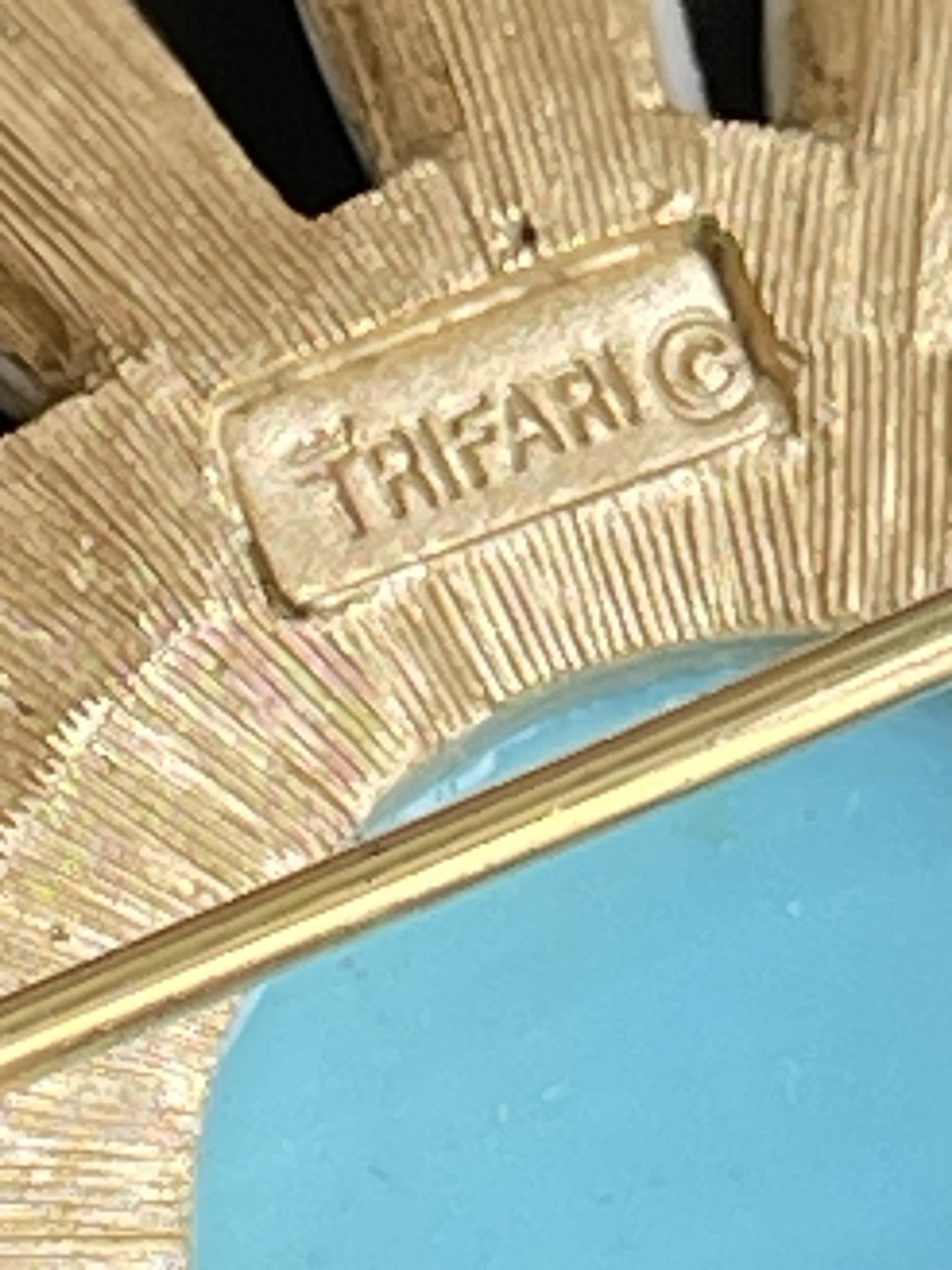 Trifari. Daisy Flower. Brooch