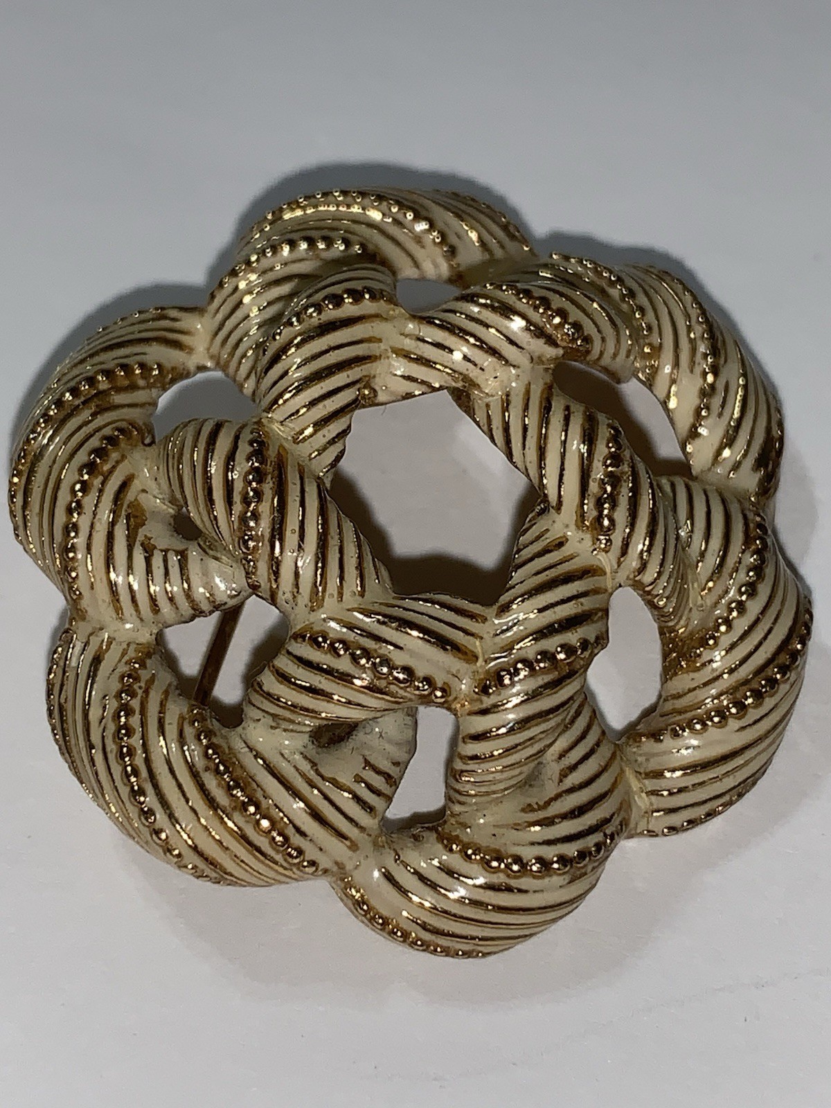 Vintage Gold Tone Love Knot Braided Brooch Pin Textured Interlocking Loops