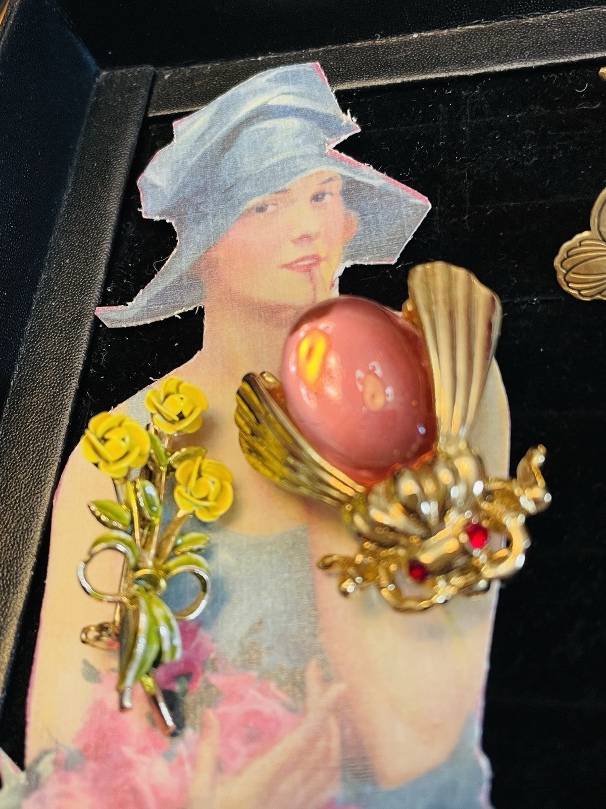 Jewelry Lot Brooches Insect Drummer Cameo Dolphin Keyring Swan Kilt Pin 18 Pcs